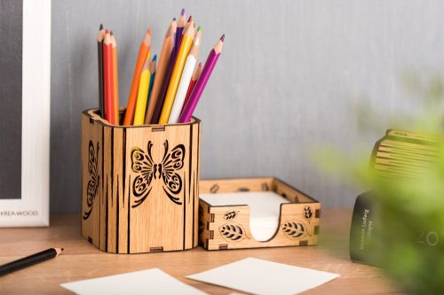 Krea-Wood tölgyfából kézzel készült írószertartó papírtömb tartóval, pillangó mintával