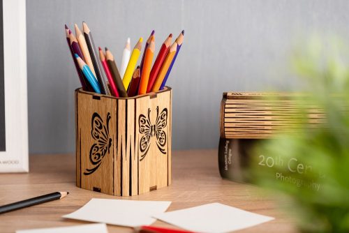 Krea-Wood tölgyfából kézzel készített írószertartó, pillangók