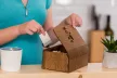 Krea-Wood tölgyfából kézzel készült teásdoboz tealevél motívummal, barna színben